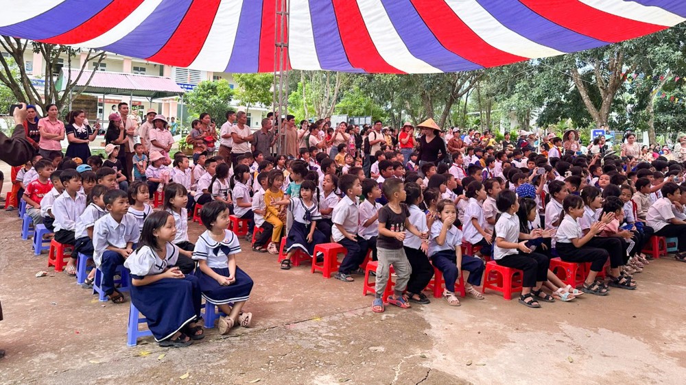 Quảng Ngãi: TT.Thích Nhuận Pháp trao quà trung thu và xe đạp cho học sinh Trường TH-THCS Chu Văn An