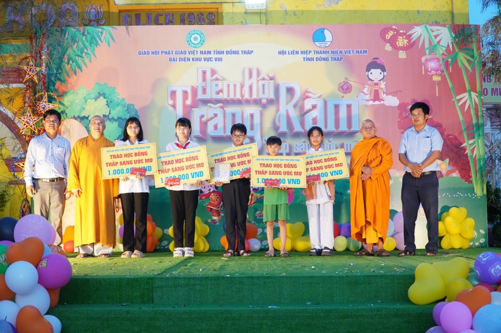 Đồng Tháp: Phật giáo Khu vực VIII mang Trung thu yêu thương thắp sáng ước mơ cho các em Thiếu nhi