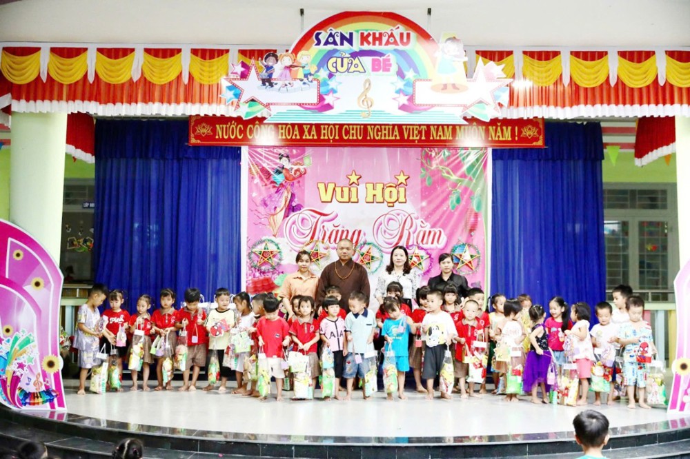 Đà Nẵng: Chùa Quang Minh tổ chức chương trình “Trung Thu Yêu Thương” – Trao 400 phần quà đến các em nhỏ khó khăn