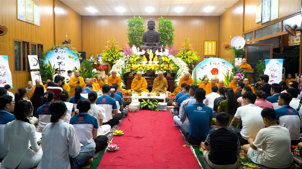 Lâm Đồng: Tịnh xá Ngọc Hưng tổ chức chương trình “Hoa đăng Mừng Sinh Nhật – Sáng Đạo Tâm”