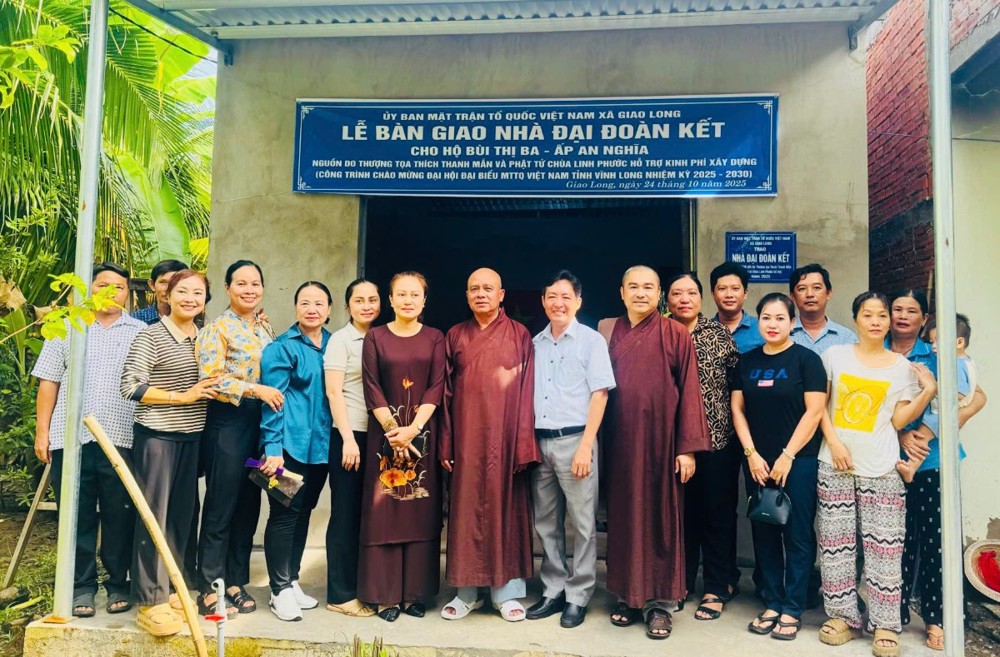 TT.Thích Thanh Mẫn trao nhà Đại đoàn kết nhân dịp chào mừng Đại hội Đại biểu MTTQ Việt Nam tỉnh Vĩnh Long