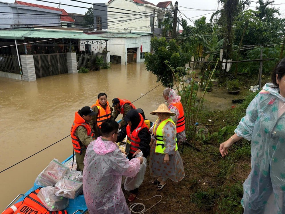 Đà Nẵng: Ban Từ thiện xã hội, chùa Bảo Quang cứu trợ khẩn cấp người dân vùng lũ 