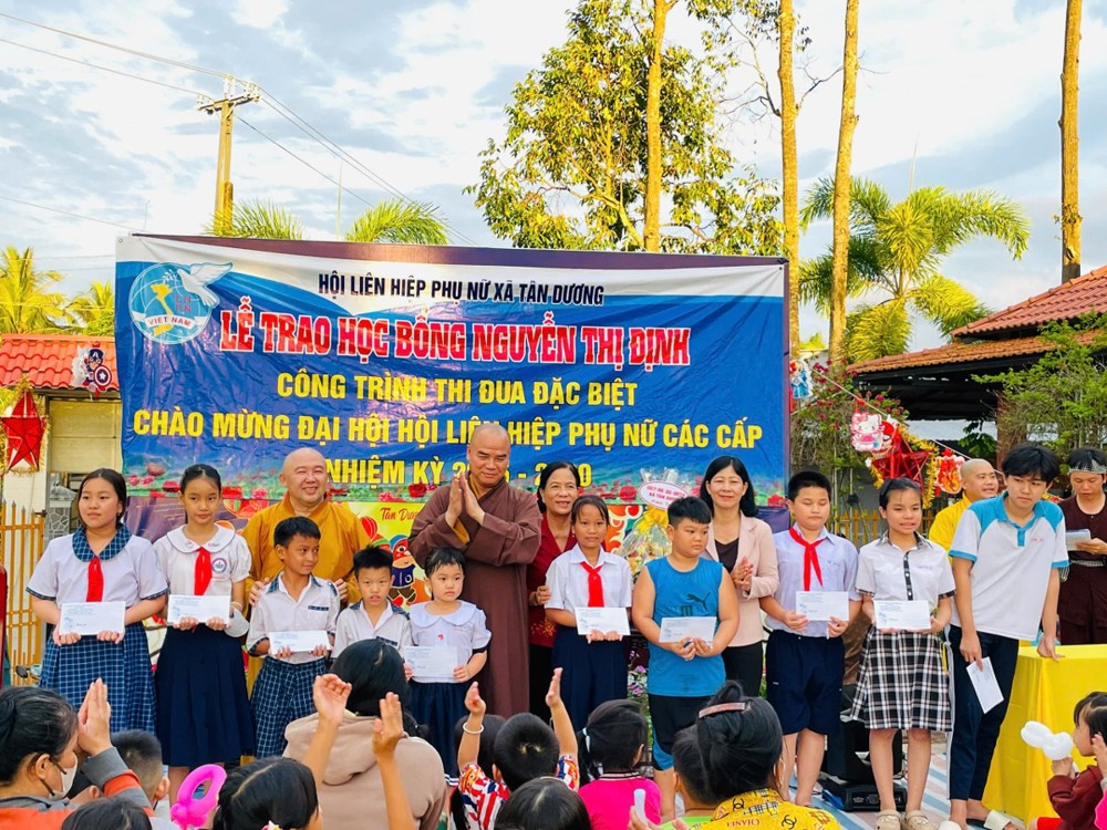 Đồng Tháp: Chùa Liên Hoa (xã Tân Dương) tổ chức chương trình “Lồng đèn thắp sáng ước mơ”