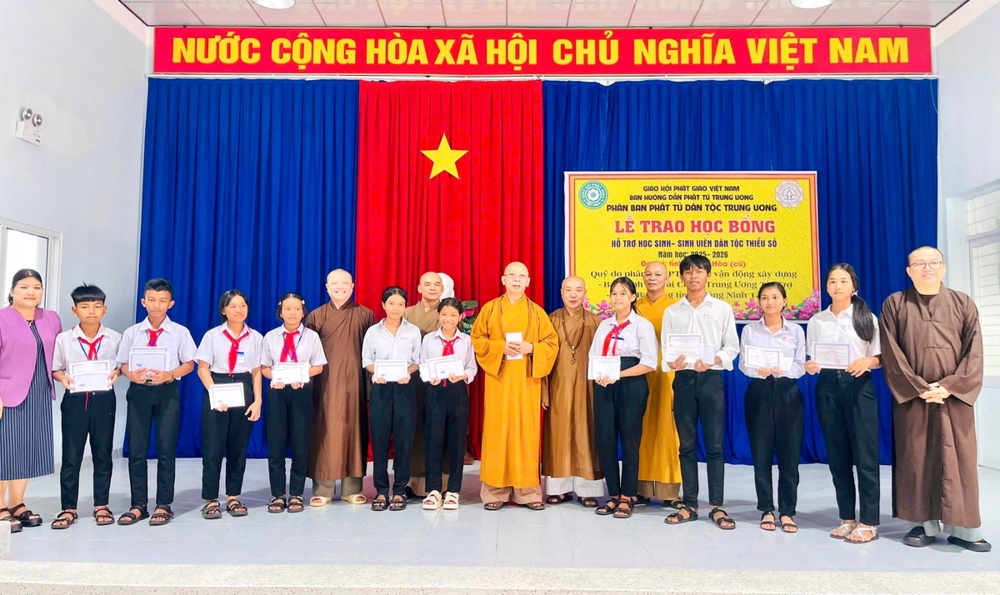 Khánh Hoà: Phân ban Phật tử Dân tộc TƯ trao học bổng cho học sinh đồng bào dân tộc RagLay, T'Rin, Tày