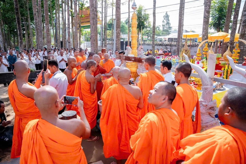 Vĩnh Long: Lễ đặt đỉnh Chánh điện chùa KomPong Đôn