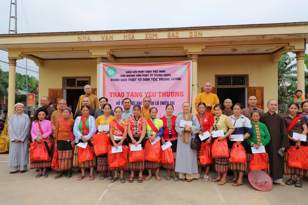 Nghệ An: Phân ban Phật tử Dân tộc Trung ương Trao tặng Yêu thương, Hỗ trợ Đồng bào bị Thiệt hại do Bão lũ tại Xã Nghĩa Hành
