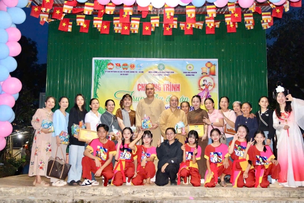 Ea Kiết: 600 phần quà Trung thứ tặng Thiếu niên Nhi đồng tại điểm sinh hoạt Hưng Phước