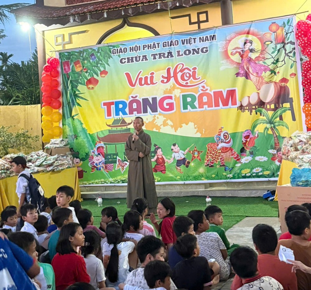 TP.Đà Nẵng: chùa Trà Long Trao quà Trung Thu