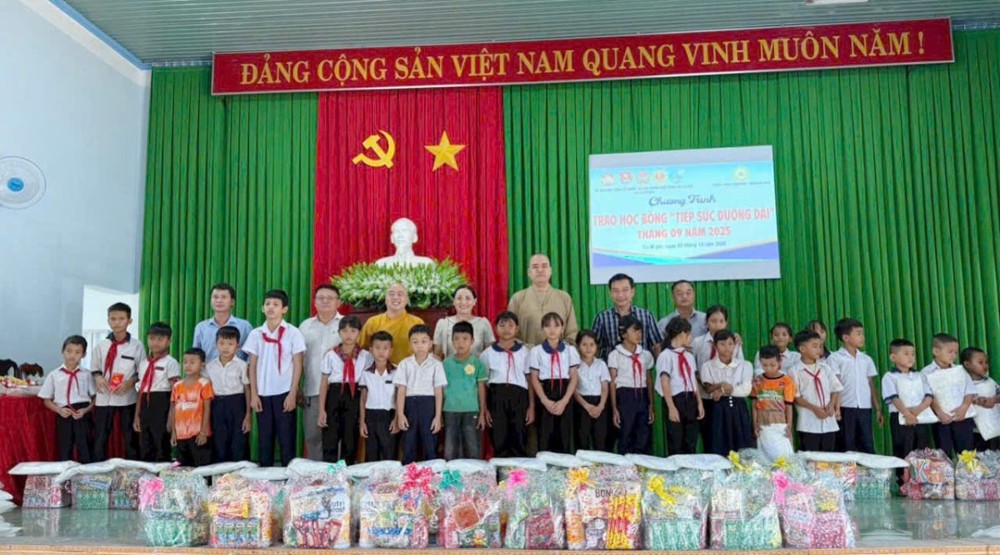 Đăk Lăk: Chùa Hoa Nghiêm trao tặng 66 phần quà khuyến học tiếp sức đến trường mùa Trung thu