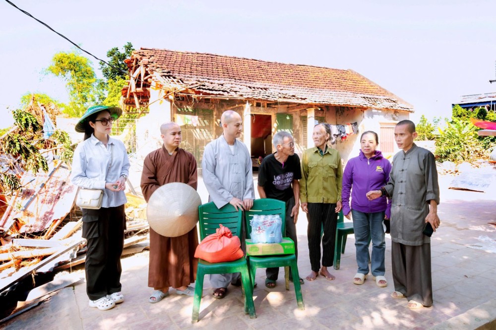 Chùa Cổ Đông Sơn (Thanh Hóa) và các mạnh thường quân tặng quà cho bà con vùng lũ lần thứ 2 tại Thái Nguyên