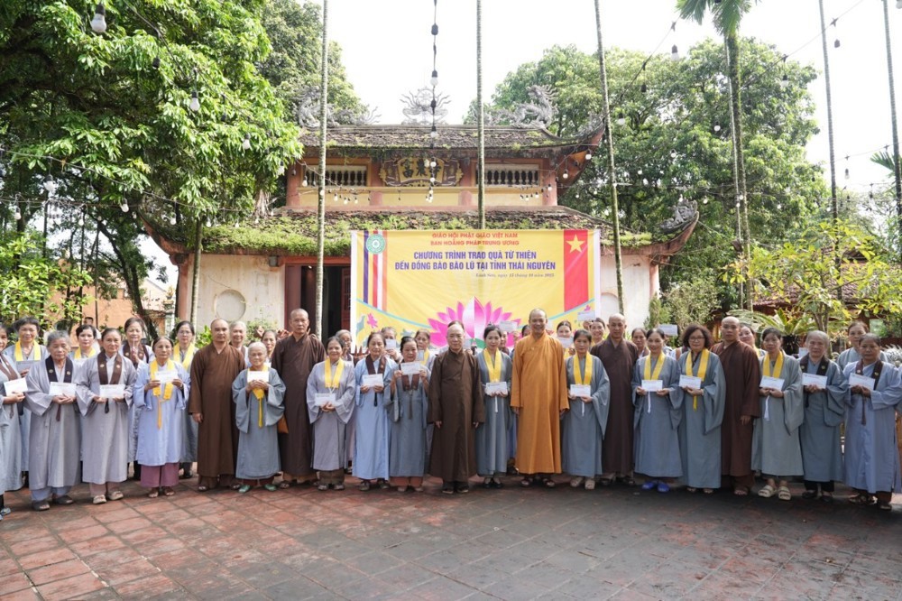 Ấm áp tấm lòng từ bi giữa vùng lũ Thái Nguyên