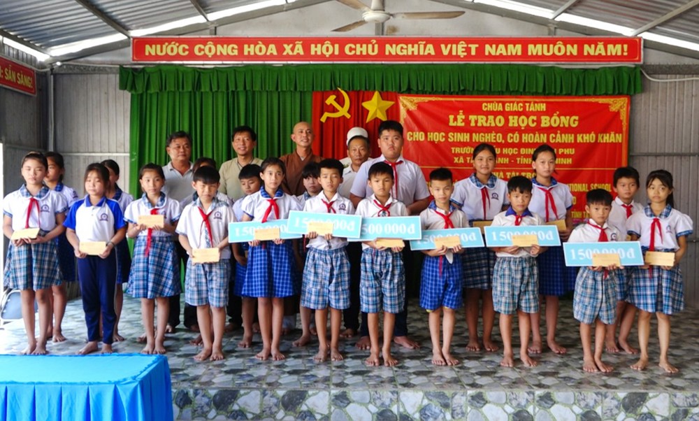 Tây Ninh: Chùa Giác Tánh (TP.HCM) trao học bổng cho học sinh nghèo vượt khó