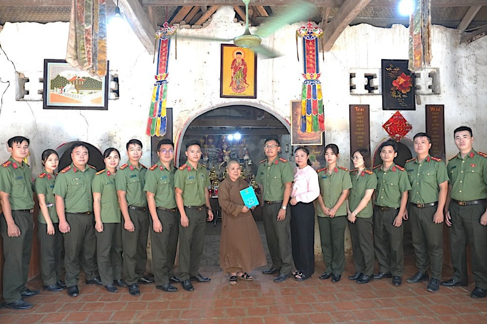 Đoàn công tác Phòng An ninh nội địa – CATP Hà Nội hỗ trợ chùa An Lạc khắc phục hậu quả bão lụt