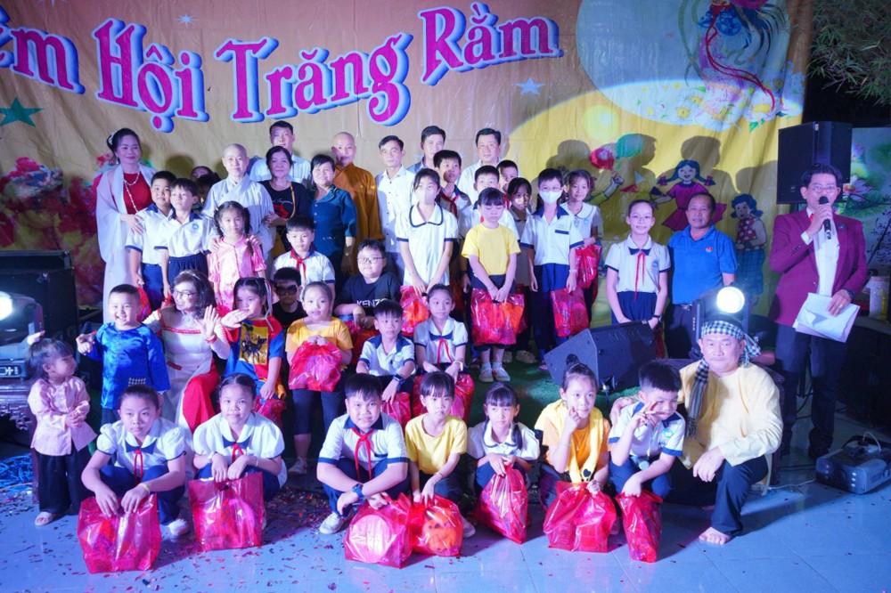 Đồng Tháp: Từng bừng trong “Đêm hội Trăng rằm” tại chùa Sắc tứ Long An