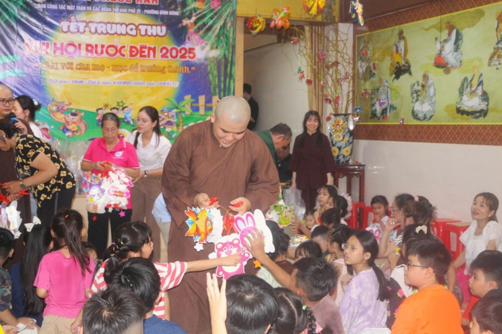 TP.HCM: Chùa Phước Anh tổ chức chương trình “Vui hội Rước đèn", trao quà cho các em thiếu nhi