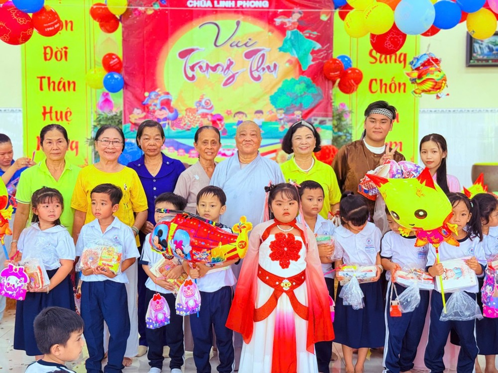 Đồng Tháp: Chùa Linh Phong rộn ràng với chương trình “Vui Trung Thu” năm 2025