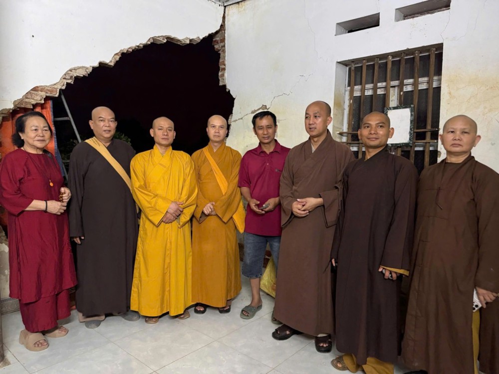 Ban Trị sự GHPGVN tỉnh Gia Lai trao quà hỗ trợ bà con bị thiệt hại do bão lũ tại tỉnh Thái Nguyên