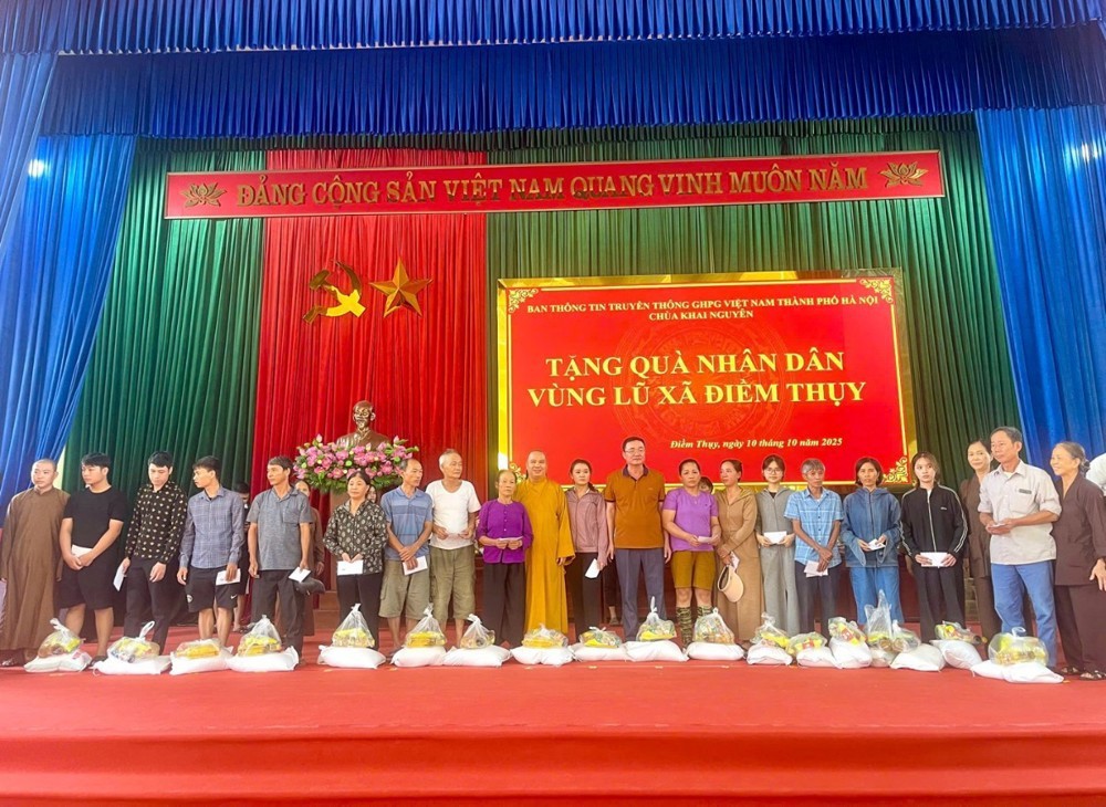 Ban TTTT GHPGVN TP Hà Nội trao 1.000 phần quà hỗ trợ bà con vùng lũ xã Điềm Thụy (Thái Nguyên)