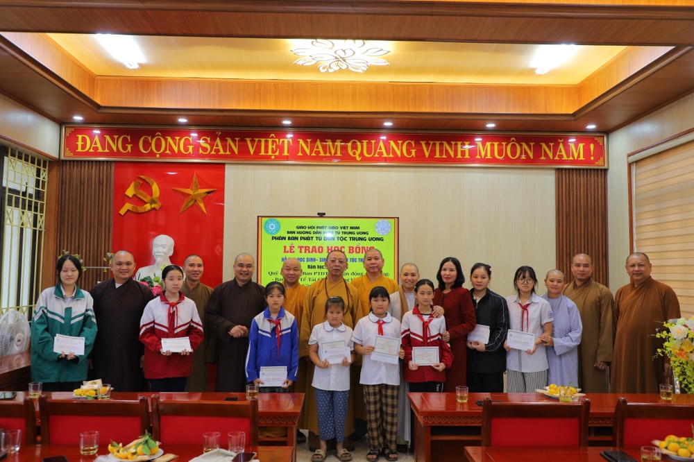 Thái Nguyên: Phân ban PTDT TƯ trao tặng học bổng cho các em học sinh dân tộc thiểu số niên khoá 2025-2026