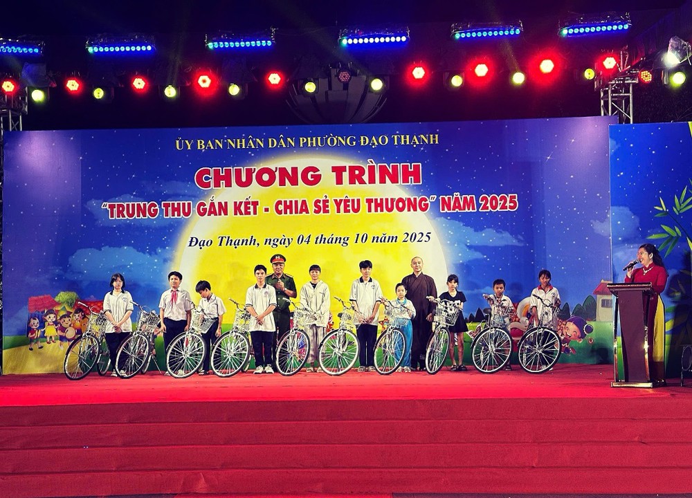 Đồng Tháp: Đong đầy yêu thương trong chương trình “Vầng Trăng Tuổi Thơ” tại chùa Long Nguyên