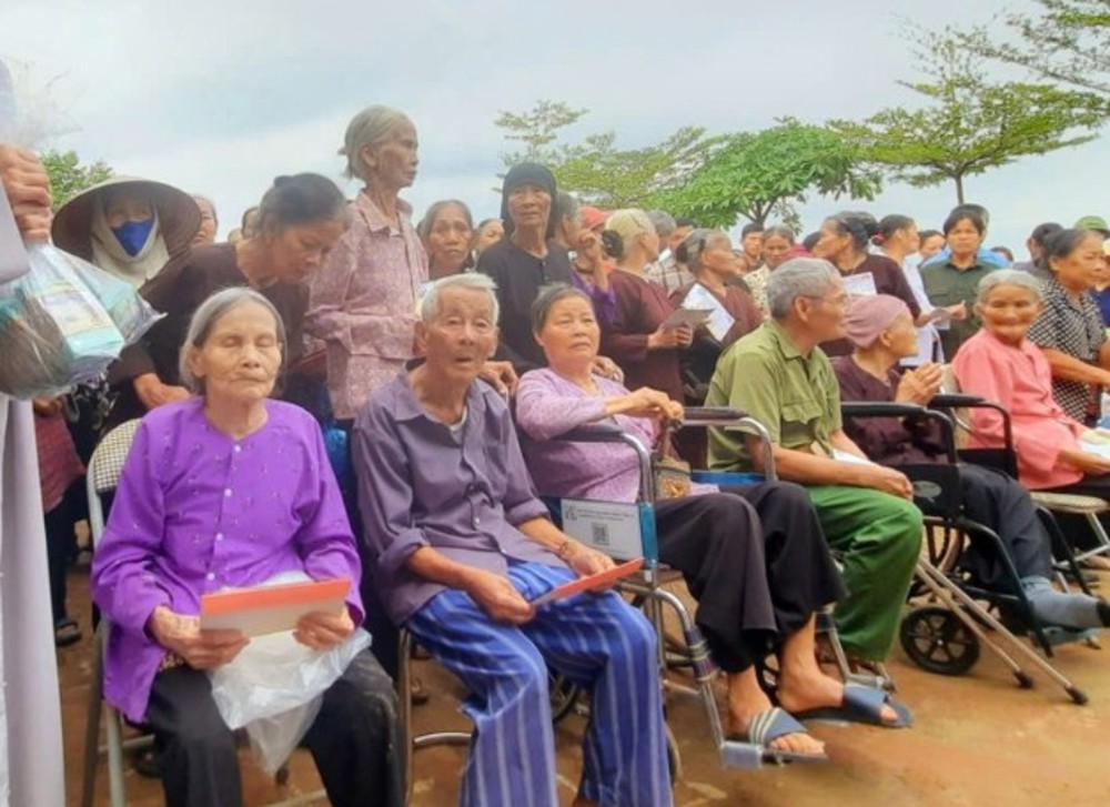 Chùa Phổ Hiền (TP.HCM) cứu trợ vùng bão lũ tỉnh Thái Nguyên
