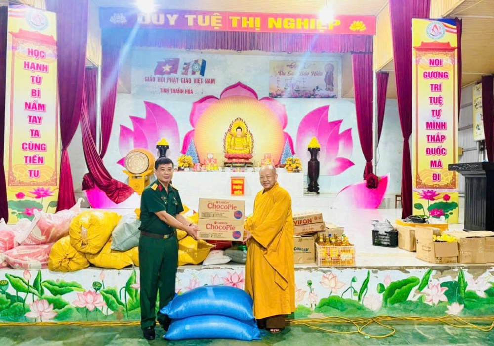 Ban Trị sự Phật giáo tỉnh Thanh Hóa tặng quà đến Đội quy tập hài cốt liệt sĩ Việt Nam hy sinh tại Lào