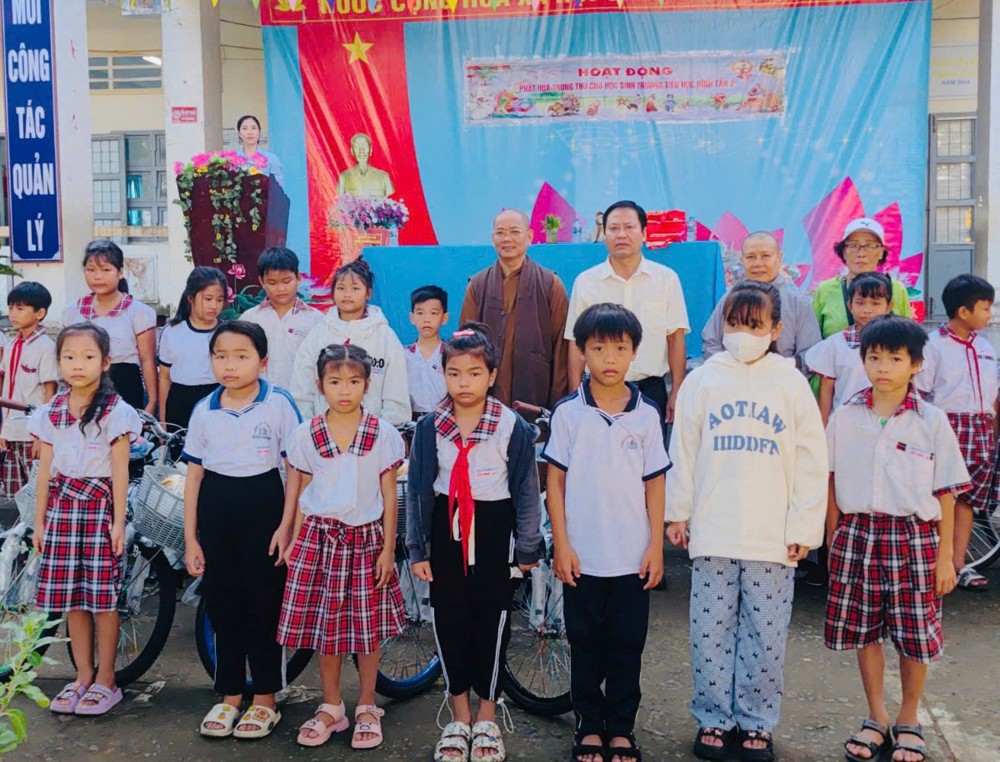 TP.HCM: Chùa Linh Quang trao hơn 1.000 phần quà đến học sinh Đồng Tháp