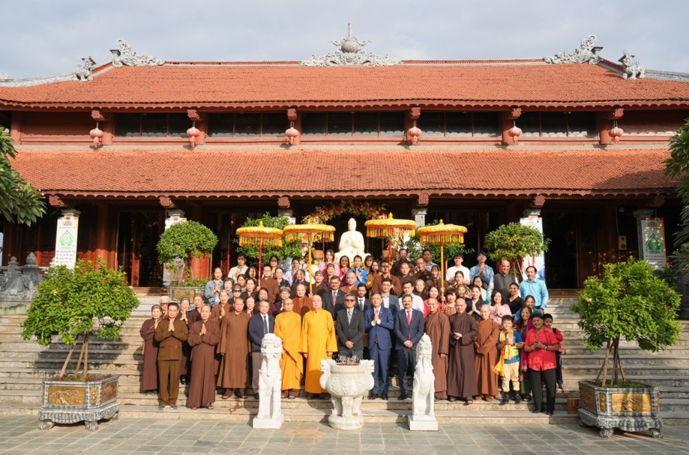 Đoàn cấp cao Bộ Quốc phòng Ấn Độ thăm và trồng cây lưu niệm tại Chùa Pháp Vân