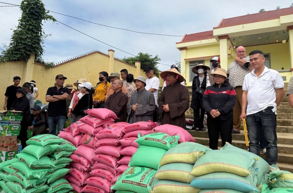Đắk Lắk: Chư Tăng, Phật tử chùa Linh Phong thăm, tặng quà đến bà con chịu ảnh hưởng sau cơn bão số 13