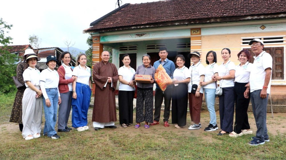 Quảng Ngãi: TT.Thích Vạn Nhơn thăm và trao quà hỗ trợ bà con (phía đông tỉnh Gia Lai) sau bão lũ