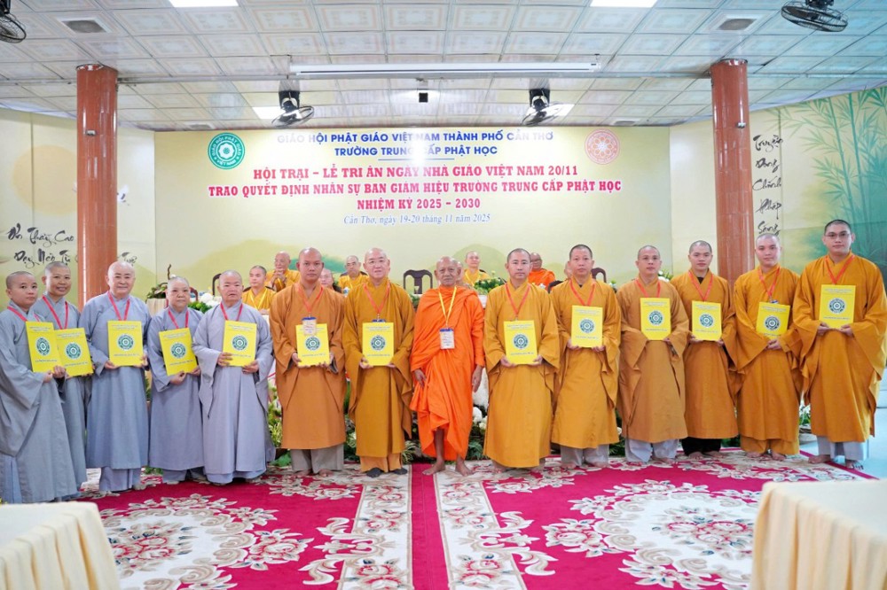 Cần Thơ: Trang nghiêm tổ chức lễ trao quyết định chuẩn y nhân sự trường TCPH và lễ tri ân ngày Nhà giáo Việt Nam 20-11