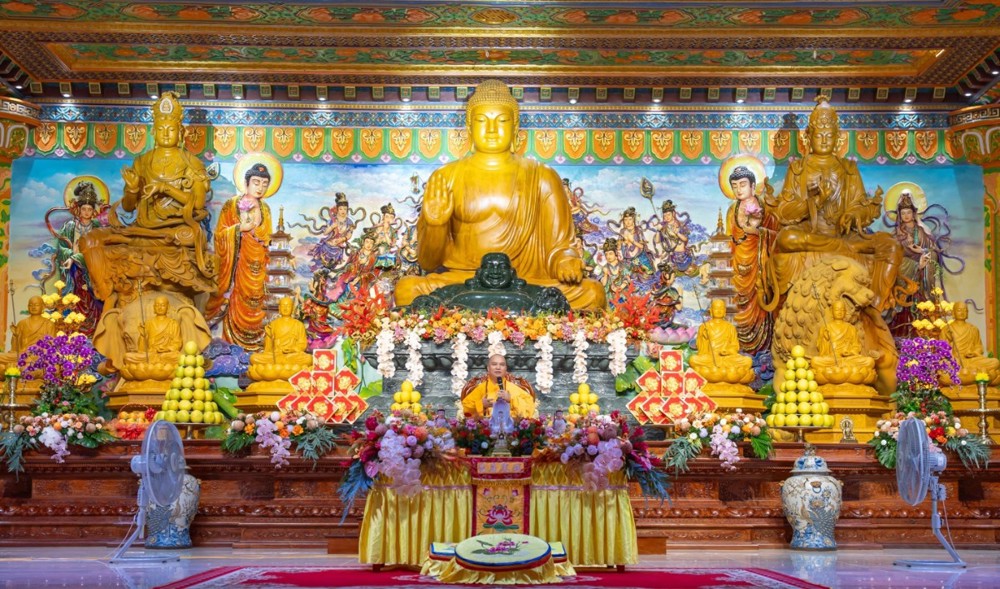 Có thể là hình ảnh về đền thờ và văn bản