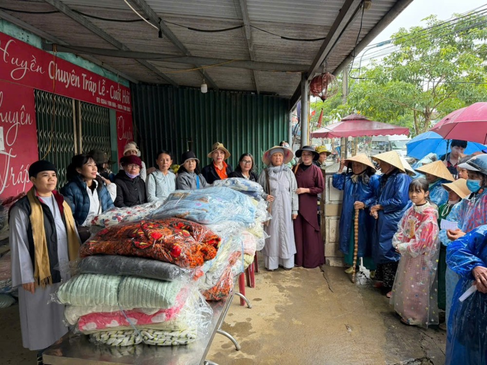 Huế: chùa Phục Đán và Tổ đình Bảo Quang sư nữ (Đà Nẵng) tặng quà cho bà con vùng lũ 