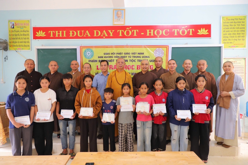 Quảng Trị: Phân ban PTDT TƯ trao 10 suất học bổng cho học sinh Trường PTDT bán trú THCS Trường Sơn