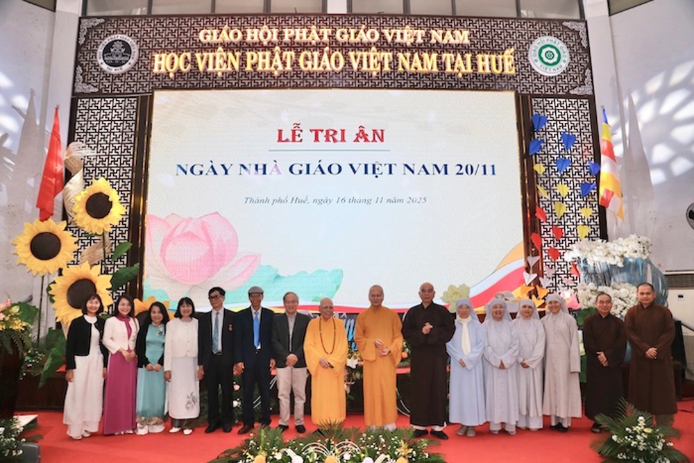 Tp. Huế: Lãnh đạo các cơ quan Thành phố Huế thăm và chúc mừng Học viện Phật giáo Việt Nam tại Huế nhân ngày Nhà giáo Việt Nam 20 – 11