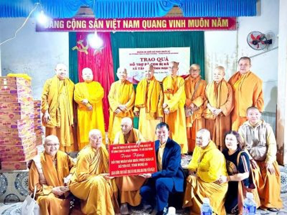 Hành trình lan tỏa yêu thương - Đoàn Từ thiện Ni giới Hệ phái Khất sĩ tiếp tục trao quà cứu trợ bà con tỉnh Nghệ An