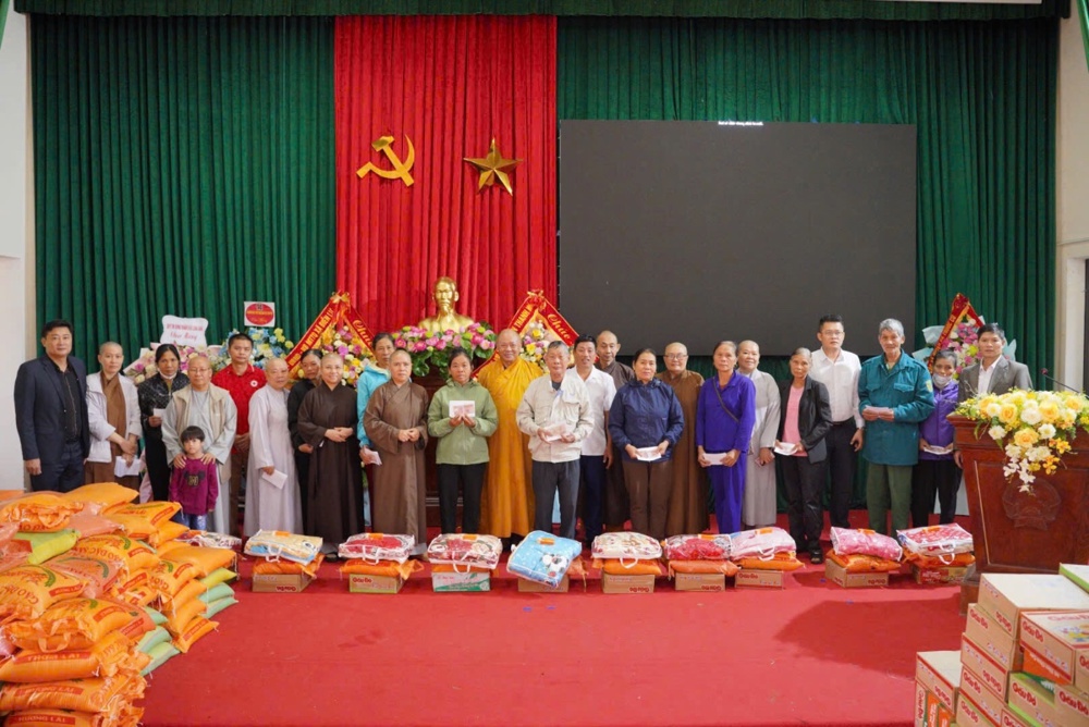 Ban Từ thiện xã hội Phật giáo tỉnh Đồng Nai thăm và tặng quà tới các hộ gia đình vùng lũ tại Thanh Hóa
