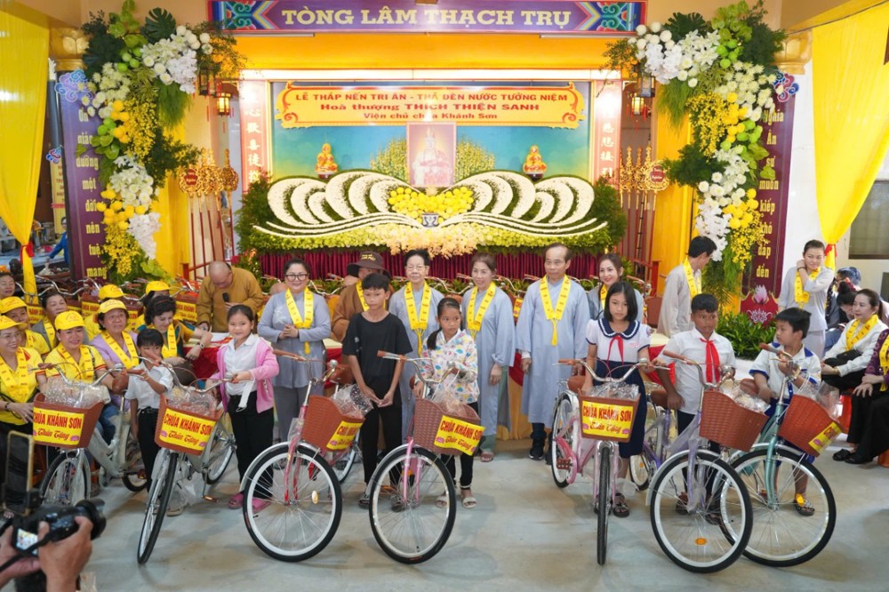 Cần Thơ: Chùa Khánh Sơn trao học bổng và quà hỗ trợ nhân lễ tưởng niệm lần thứ 8 cố Hòa thượng Thích Thiện Sanh