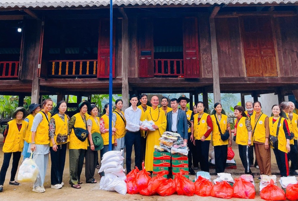 Lào Cai: Trao quà hỗ trợ bà con bị thiệt hại do bão lũ số 11