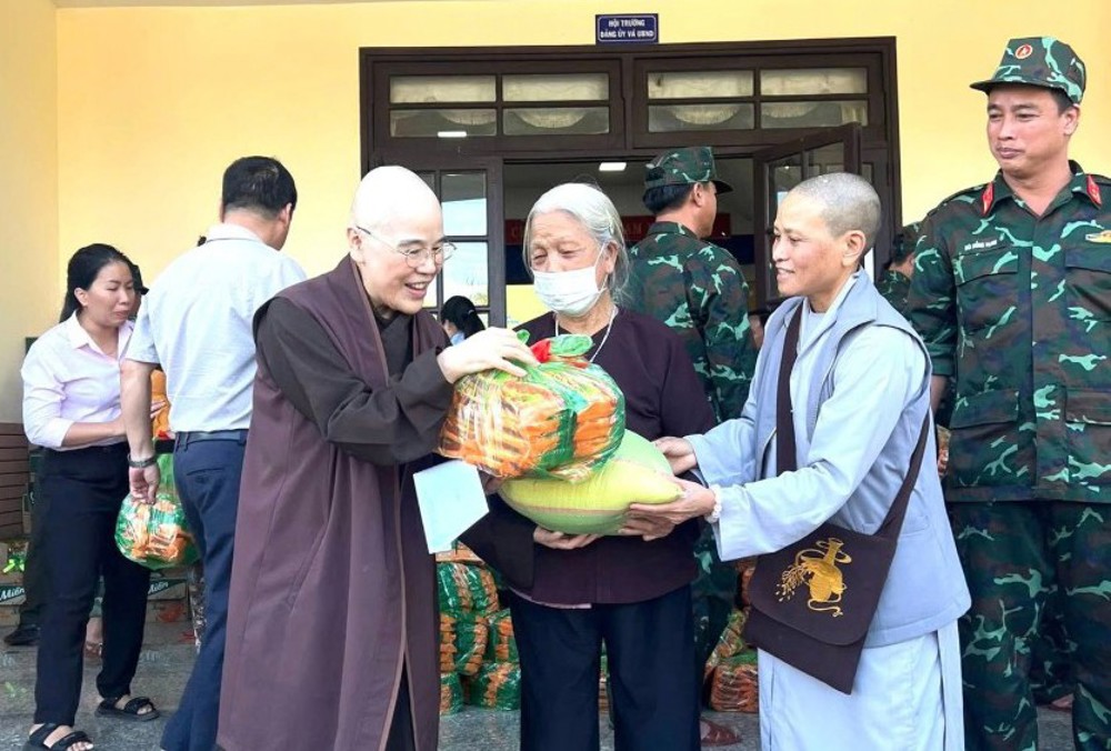 Lâm Đồng: Ban Từ thiện Xã hội Phật giáo trao 650 phần quà cứu trợ, thắp sáng niềm tin cho đồng bào vùng lũ