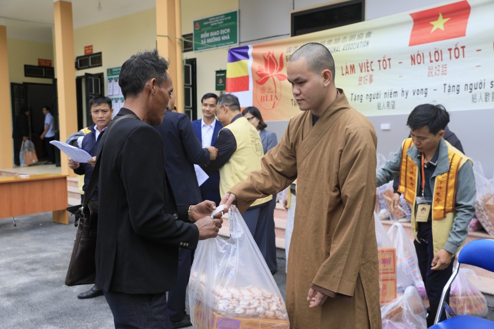 Điện Biên trao 200 suất quà và hỗ trợ làm đường dân sinh cho bà con