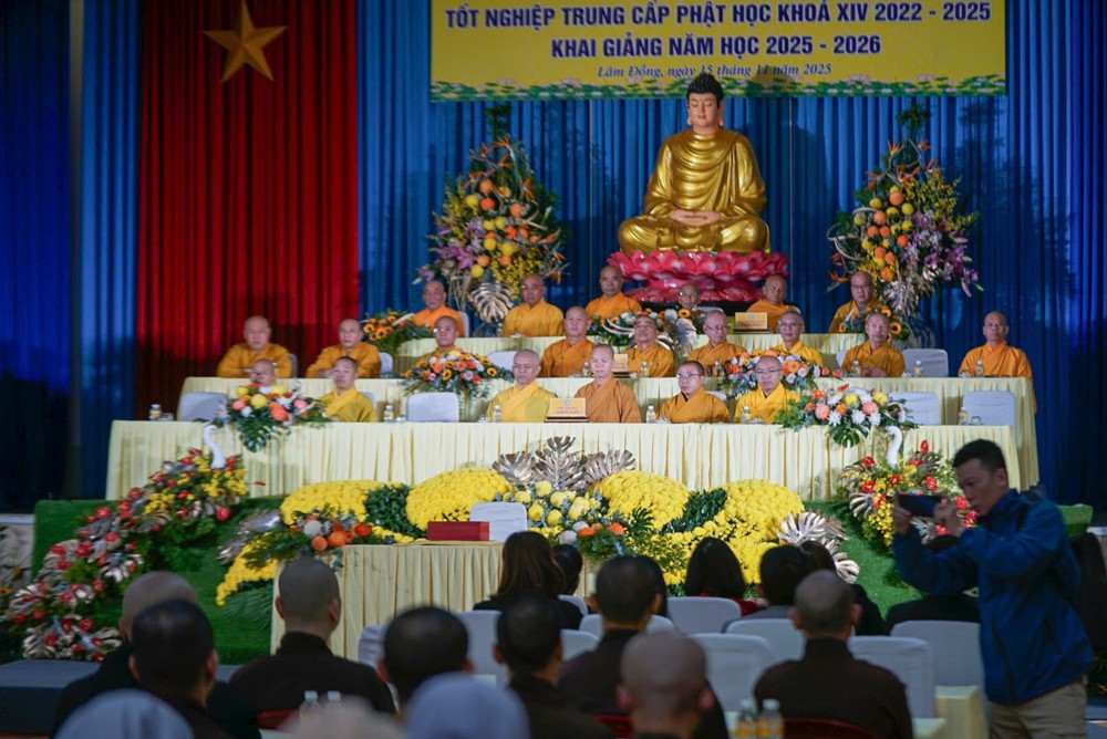 Lâm Đồng: Lễ tốt nghiệp Trung cấp Phật học khóa XIV (2022 - 2025) và khai giảng năm học 2025 - 2026