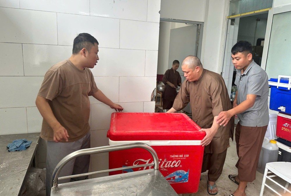 Đắk Lắk: Chư Tôn đức Tăng Ni, Phật tử Phật giáo tỉnh Thanh Hóa tham gia hỗ trợ bếp ăn dã chiến tại vùng bão lũ