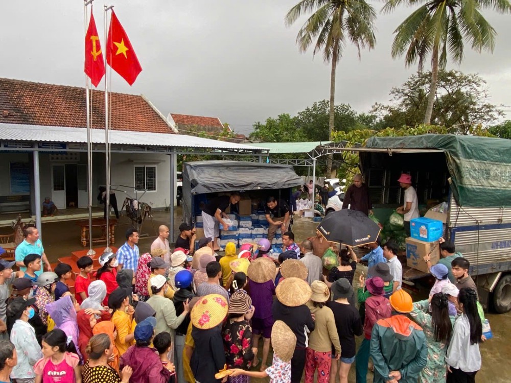 Chùa Quán Thế Âm (xã Eakar, tỉnh Đắk Lắk) cấp tốc hỗ trợ bà con vùng lũ phía Đông tỉnh Đắk Lắk