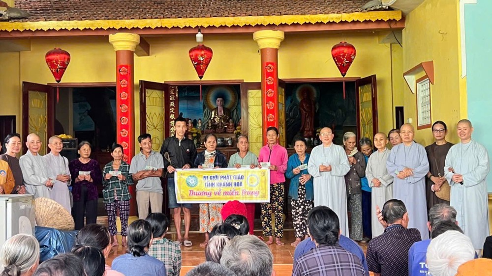 Phân ban Ni giới Khánh Hòa tổ chức chuyến thăm các tự viện và hỗ trợ bà con vùng bão lũ