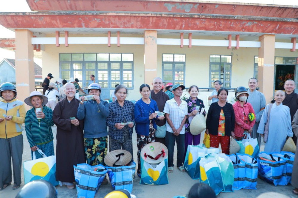 Chùa Thiền Lâm, chùa Kiều Đàm cùng chư Ni TP.HCM trao quà đến bà con vùng bão lũ số 13