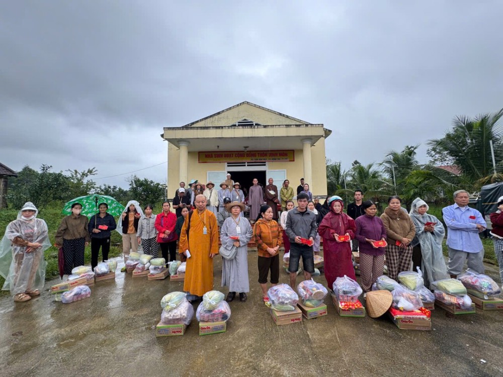 Huế: Chư Tôn đức Tăng Ni, Phật tử các tỉnh phía Nam trao tặng 670 phần quà hỗ trợ bà con vùng ngập lũ