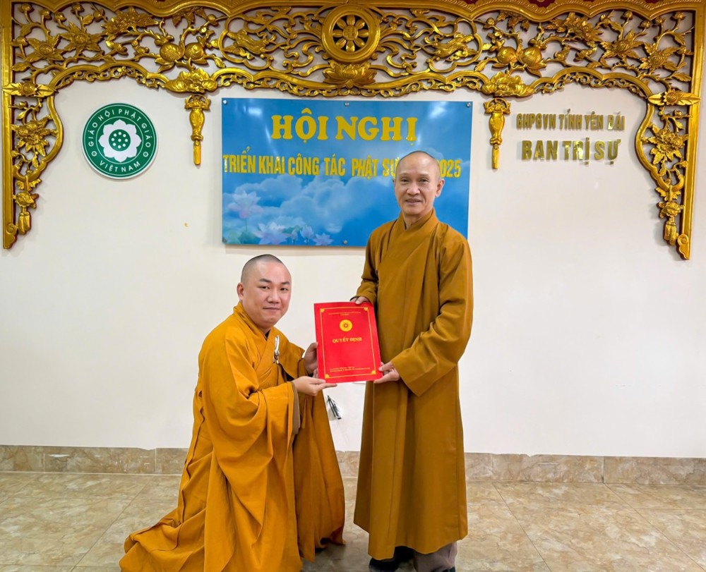 Two men in robes holding a red book

AI-generated content may be incorrect.