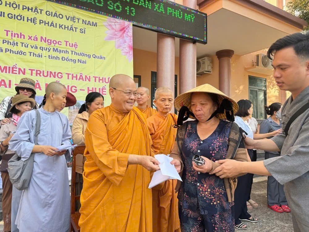 Gia Lai: Tịnh xá Ngọc Tuệ và các nhà hảo tâm cứu trợ đồng bào xã Phù Mỹ bị ảnh hưởng bão Kalmaegi