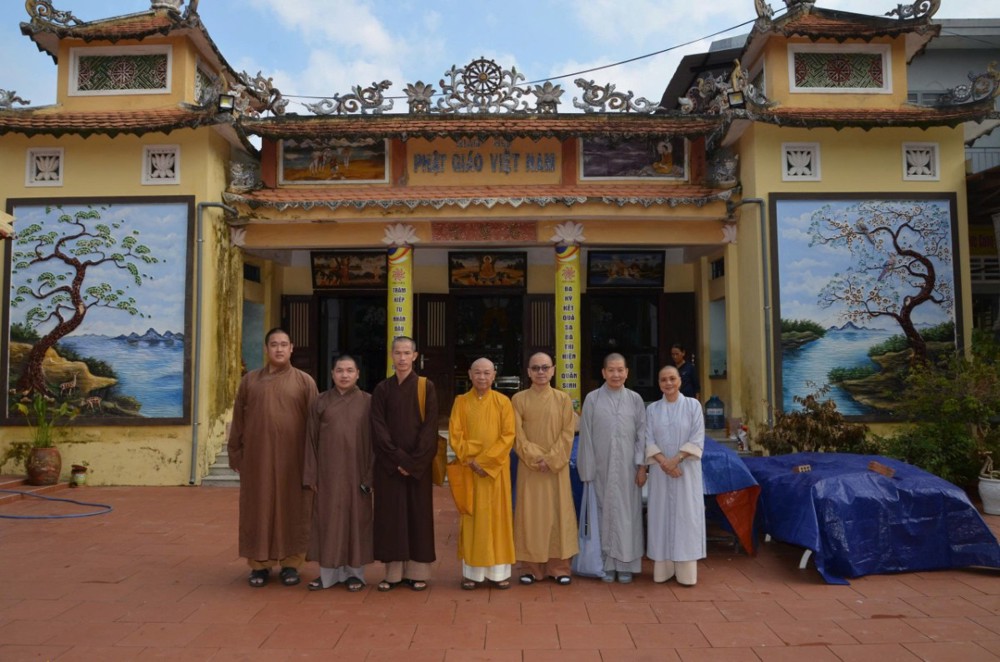 Đà Nẵng: Thường trực Ban Trị sự tiếp tục thăm và tặng quà các chùa bị ngập lụt.